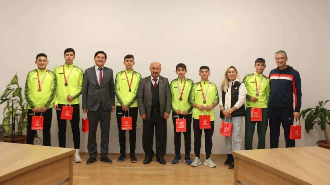 Millî Eğitim Müdürümüz Hasan BAŞYİĞİT Kros Türkiye Şampiyonasına Katılma Hakkı Kazanan Öğrencilerimizle Buluştu